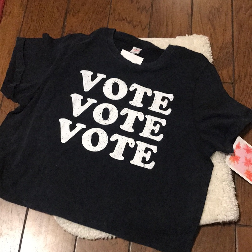 VOTE. Crop Top💕.     Size large